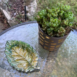 Fall decor, resin leaf shaped tray for keys or rings. Can be used for jewlery or given as a gift.